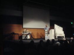 Adrian Oswalt mit der Oswalt-Orgel im Sparkassen Carr 2