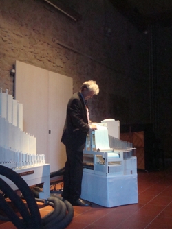 Adrian Oswalt und die Oswalt-Orgel.