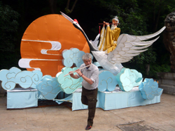 Adrian oswalt mit Kranich in China.