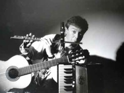 Adrian Oswalt im Kindertheater.