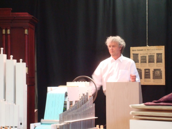 Adrian Oswalt spielt die Oswalt-Orgel.